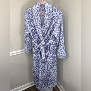 Sonoma size Large cozy bathrobe color of pattern is white/royal blue